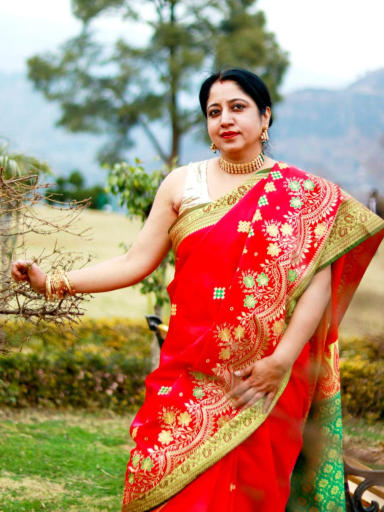 Photo of A happy Marathi bride in silk nauvari saree.