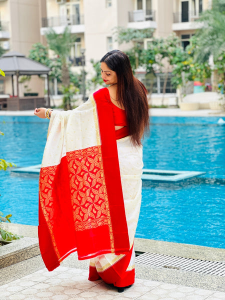 Reena Dwivedi In Traditional Garad-Korial Bengali Silk Saree With Contrast Pallu. Available in 6 Colours.
