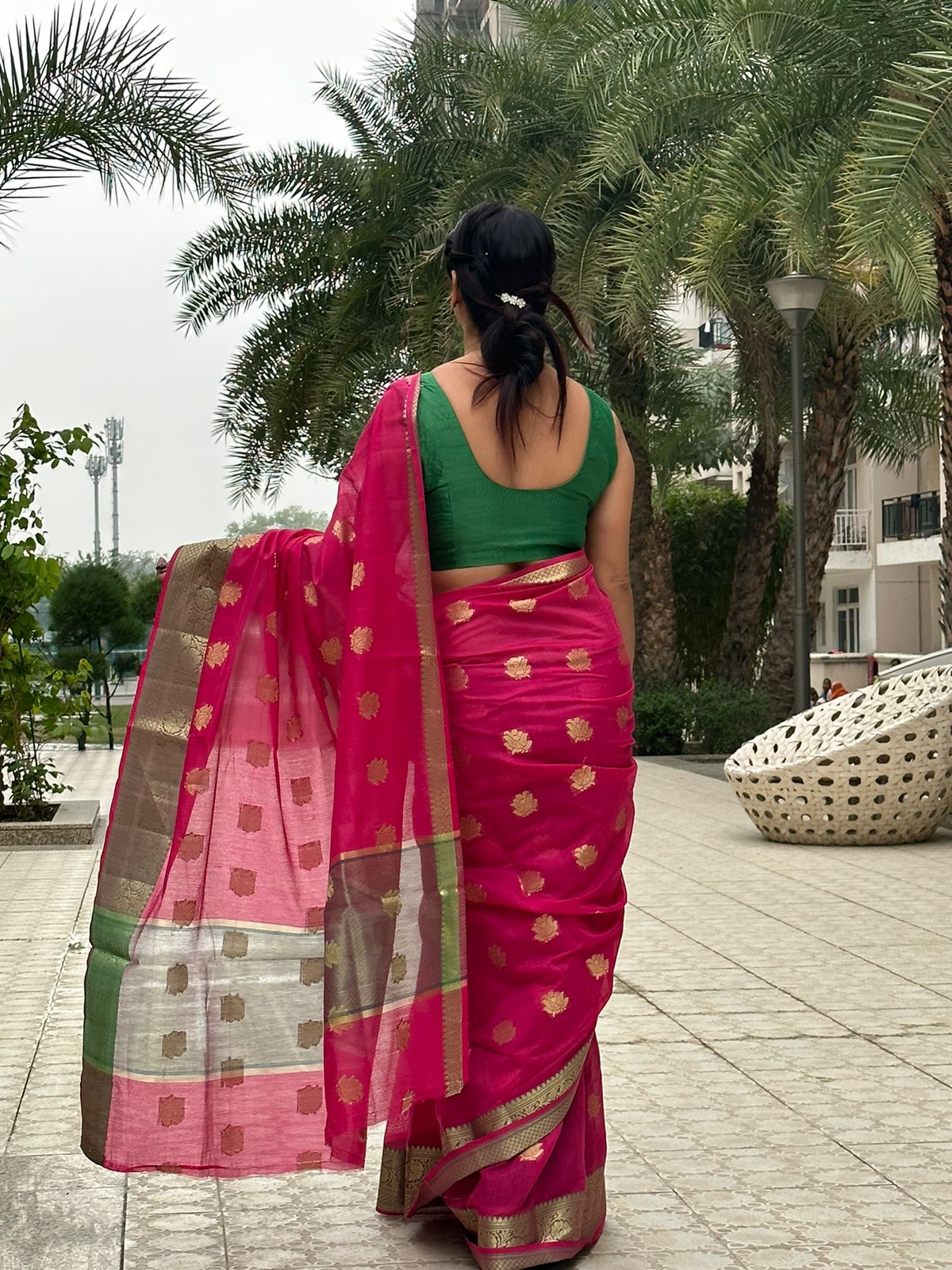 Reena Dwivedi In Designer Linen Saree With Zari Pallu. Available In 2 Colours